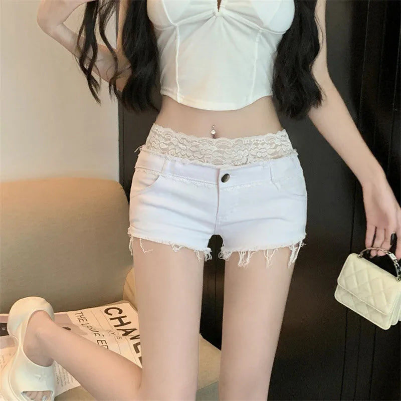 Pantalones cortos de tiro bajo con parches de encaje