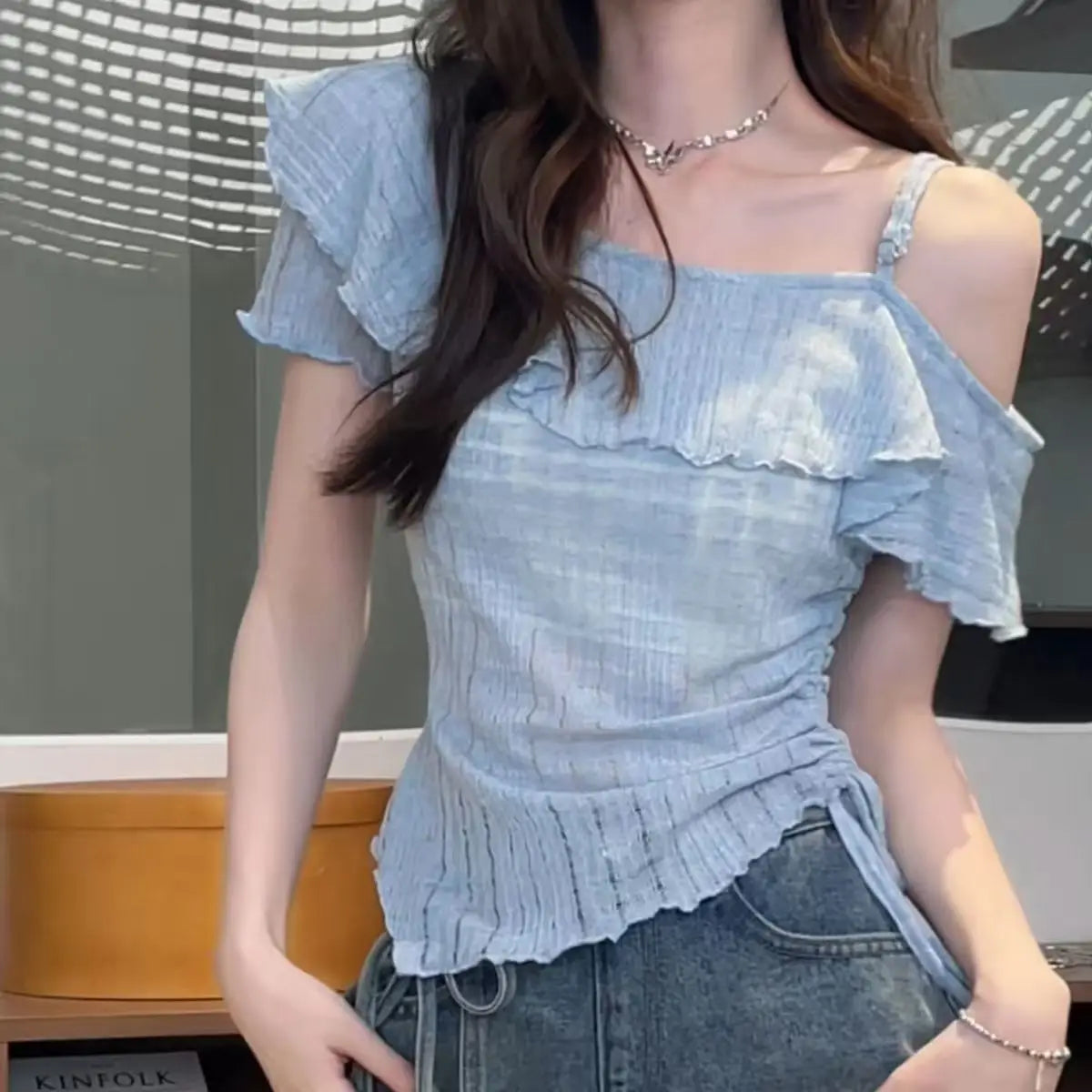 Camiseta de manga corta con volantes irregulares