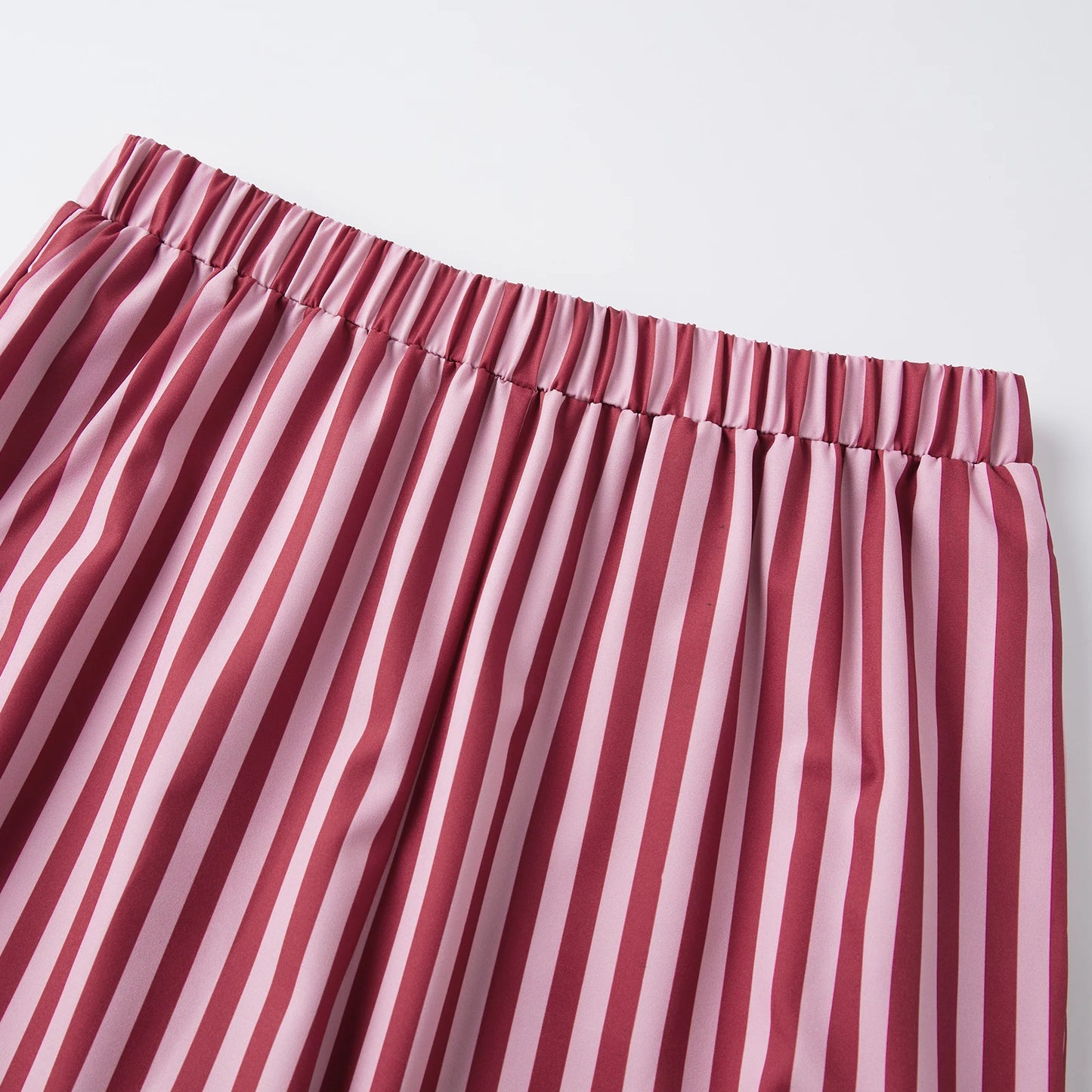 Conjunto de top de tirantes con volantes y rayas y pantalón recto