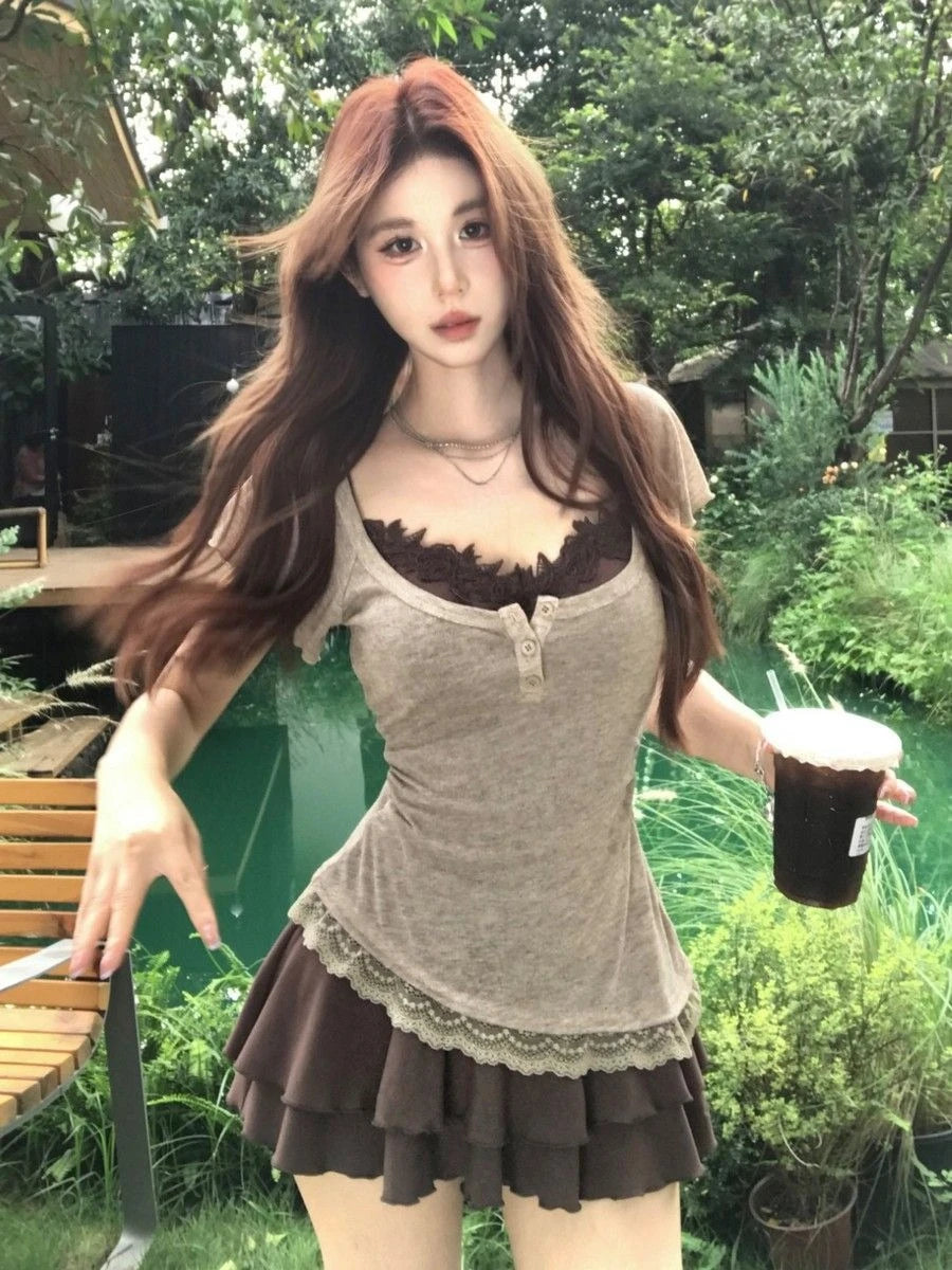 Top Henley de manga corta + Minifalda de volantes superpuestos