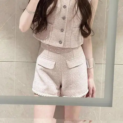 Conjunto de Top Sin Mangas Abotonado y Shorts Rectos de Talle Alto