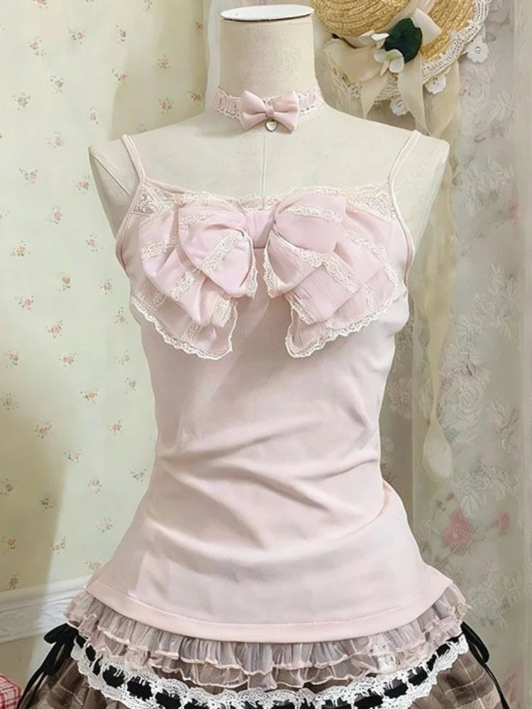 Cárdigan de encaje + Top camisola + Minifalda a cuadros