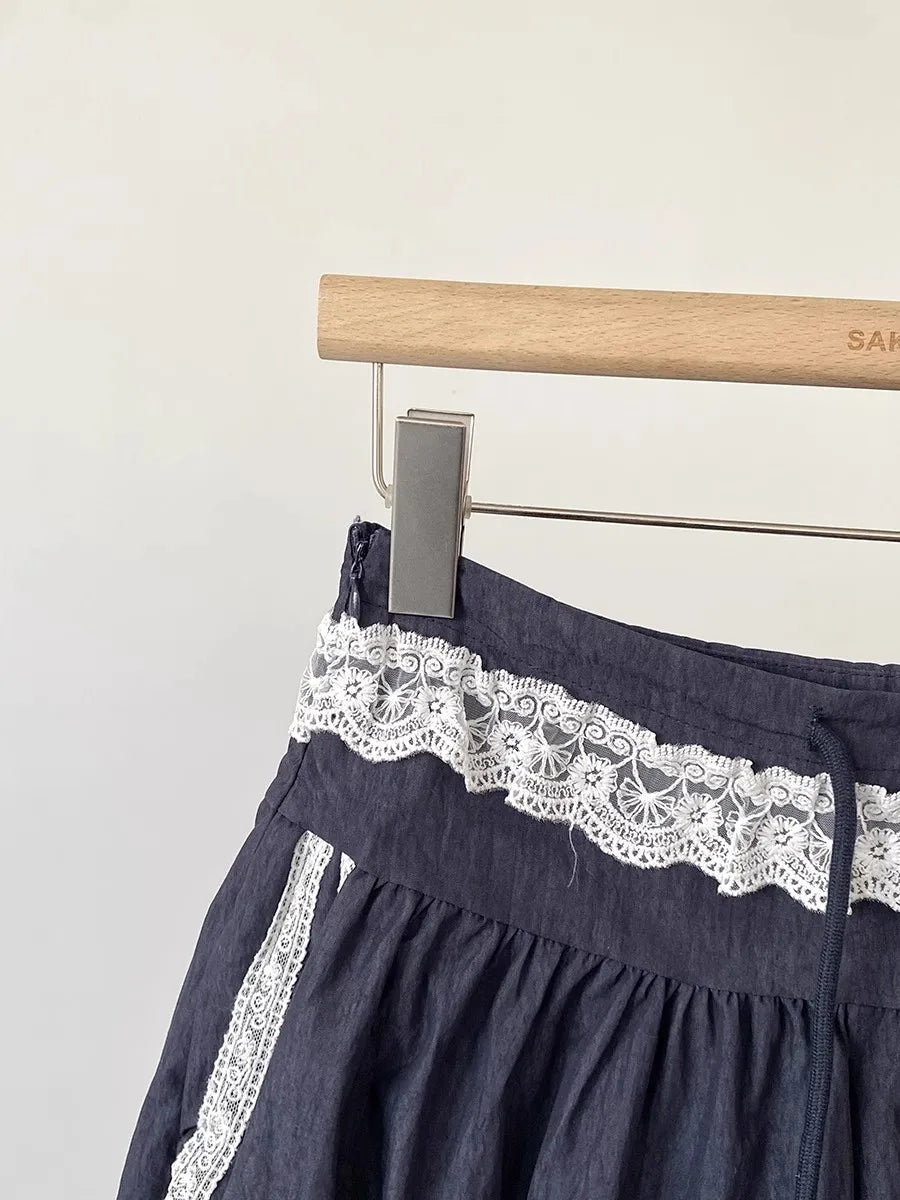 Pantalones cortos tipo bombacho con cordón, encaje y retazos