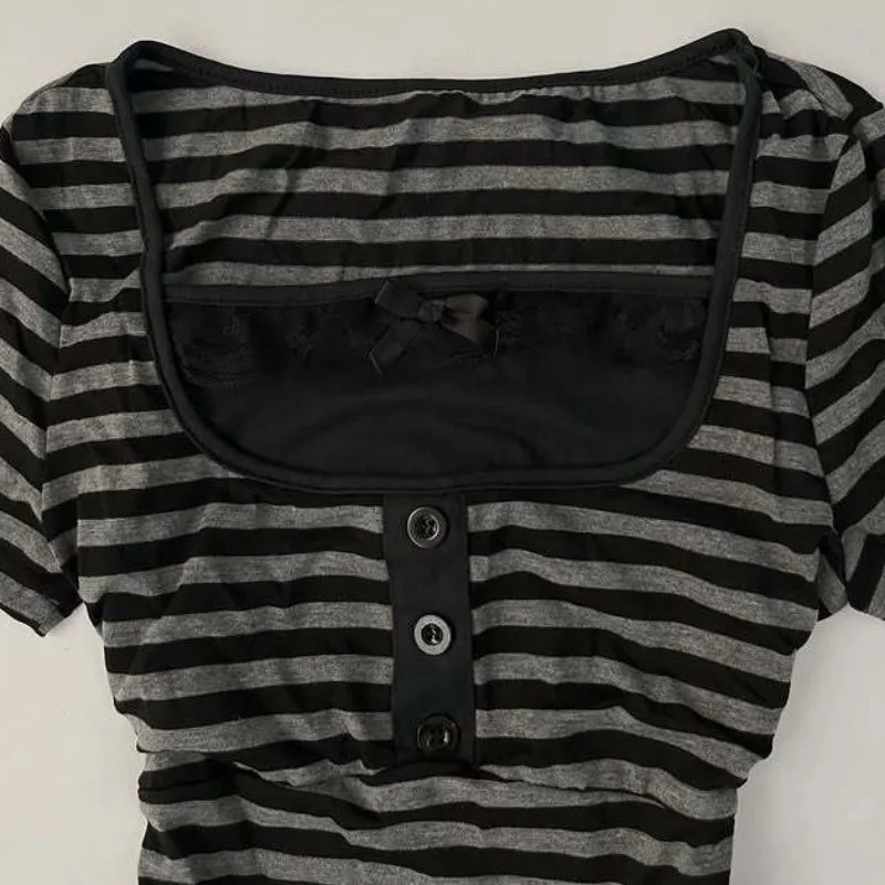 Camiseta de manga corta con diseño de botón y lazo de encaje a rayas