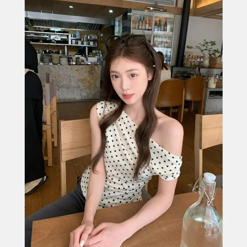 Camiseta sin mangas con un solo hombro y estampado de lunares para mujer, Verano 2026 Elegante top sin hombros sin mangas casual, estilo coreano nuevo