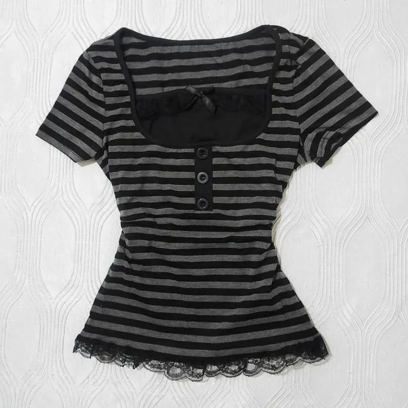 Camiseta de manga corta con diseño de botón y lazo de encaje a rayas