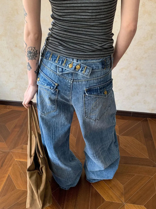 Jeans sueltos de lavado desgastado con diseño de botones y pierna recta