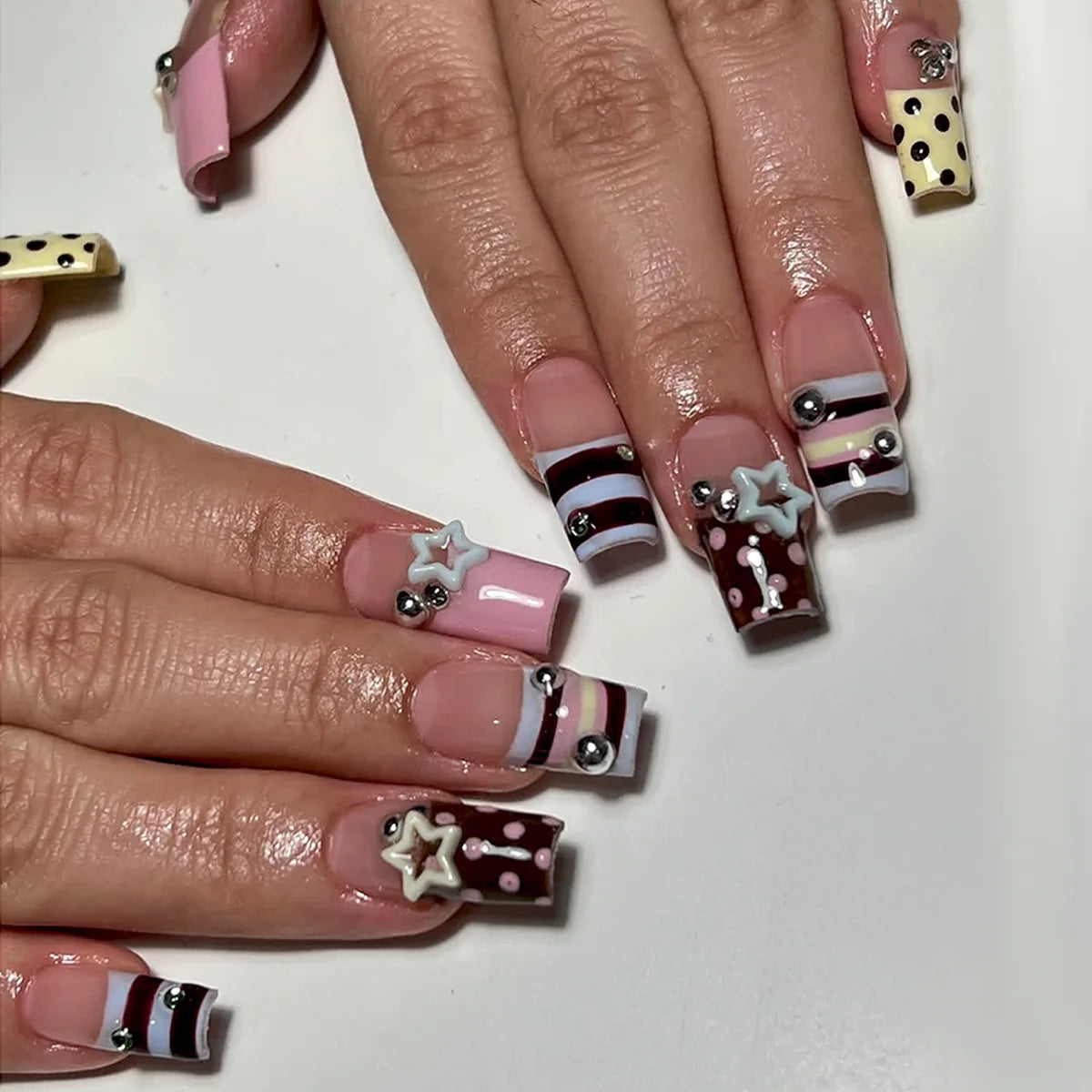 24 unidades de uñas postizas Y2K con estrellas dulces