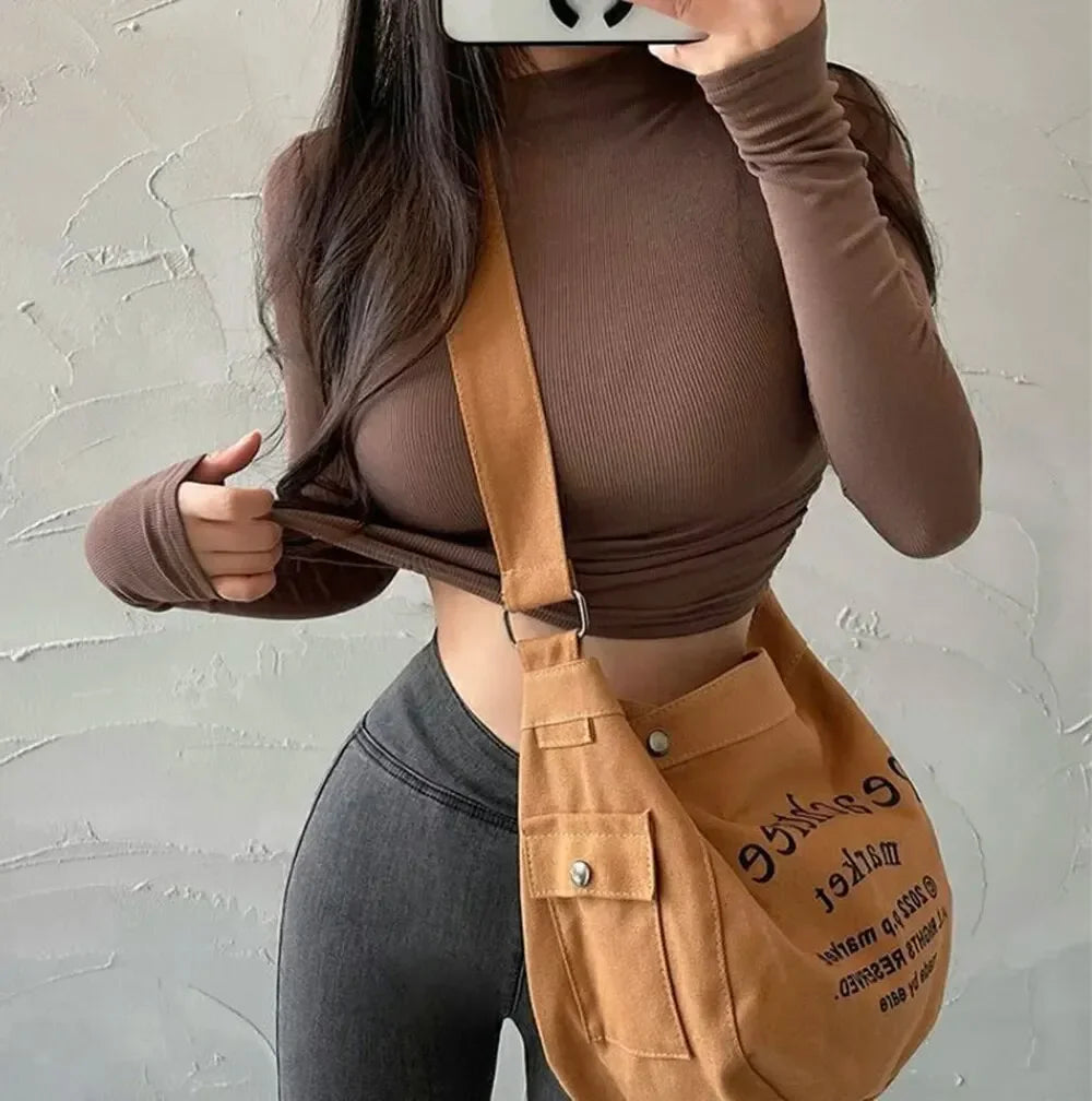 Camiseta corta de cuello alto y manga larga