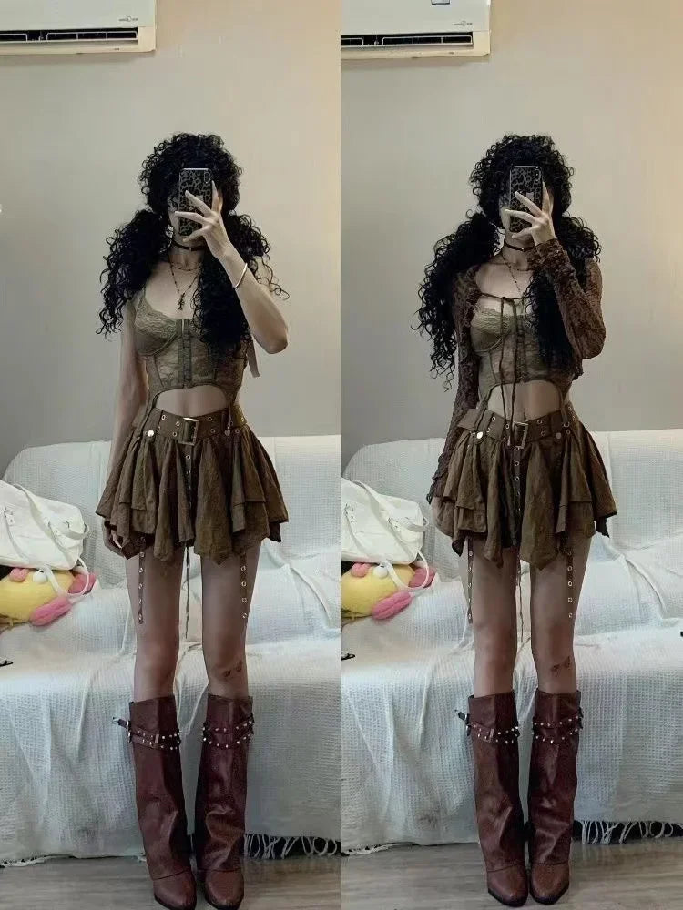 Conjunto de 3 piezas: Corsé de encaje marrón moca, Bolero de manga acampanada con lazo frontal y Minifalda escalonada con cinturón de ojales