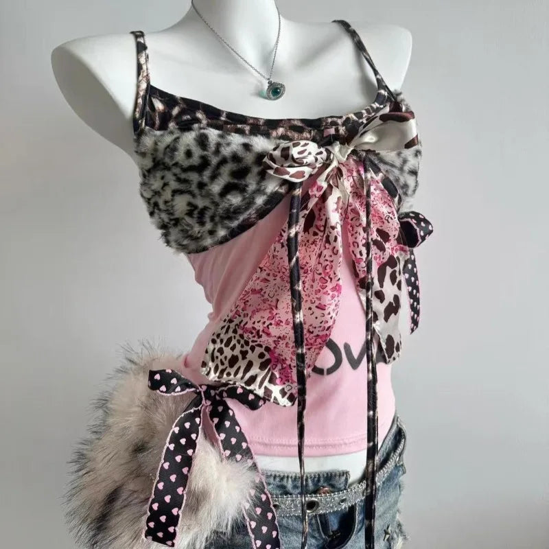 Top tipo halter con lazo y retazos de leopardo