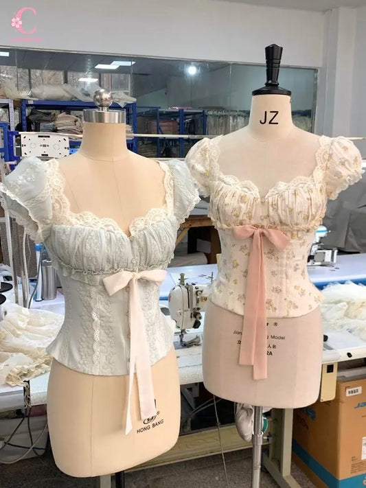 Top corto fruncido con lazo delantero floral y ribete de encaje