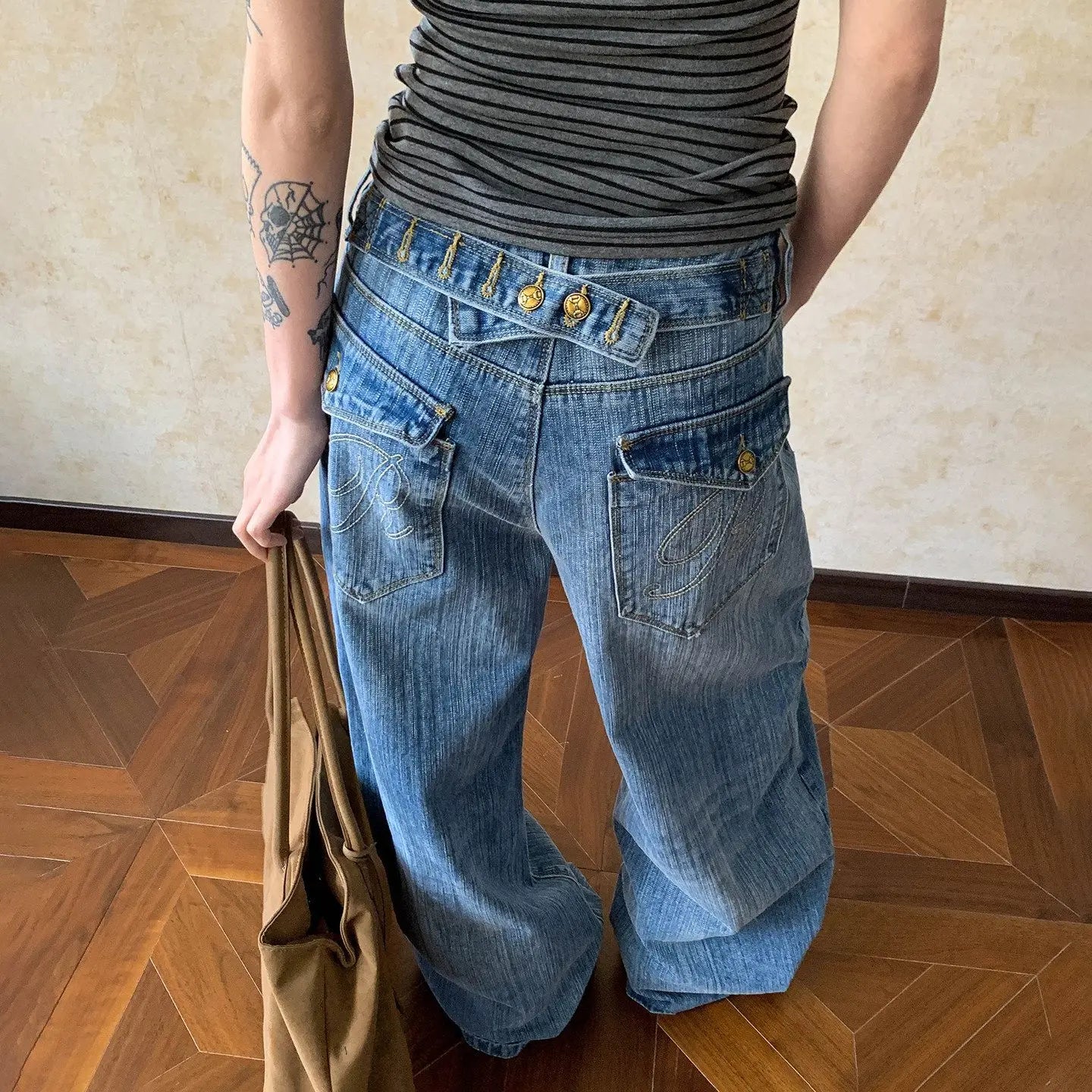 Jeans sueltos de lavado desgastado con diseño de botones y pierna recta