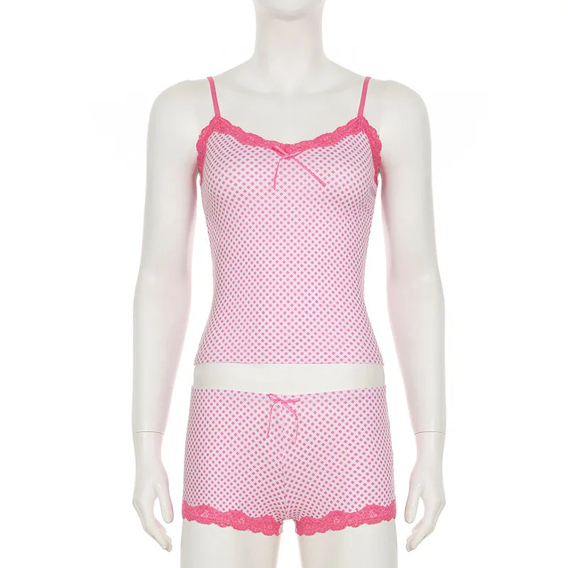 Conjunto de top lencero con ribete de encaje y micro shorts