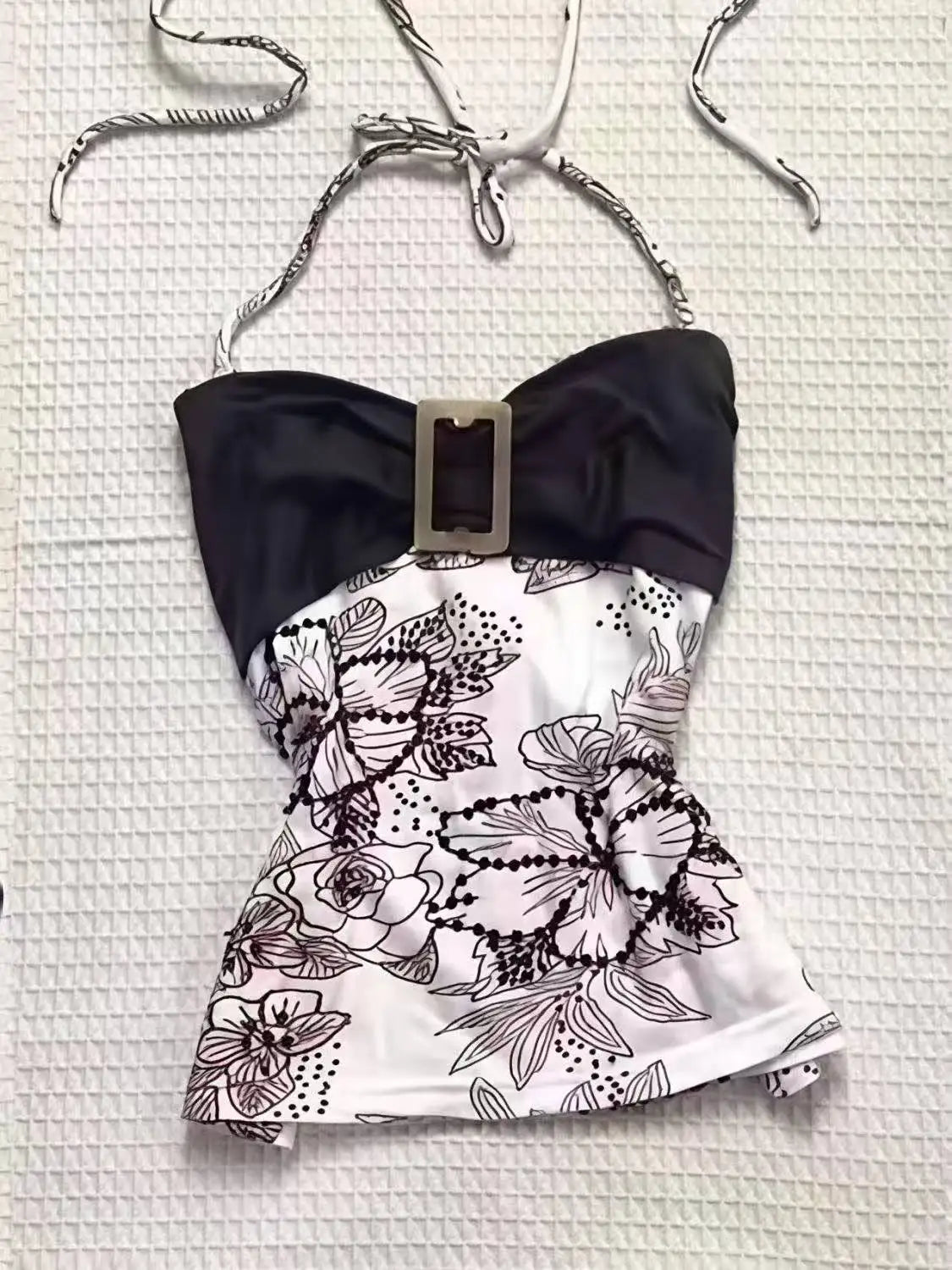 Camiseta sin mangas con cuello halter y encaje