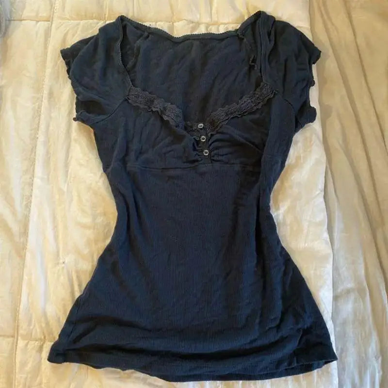 Camiseta de manga corta con diseño de botón y lazo de encaje a rayas