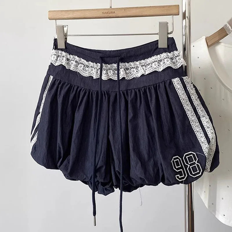 Pantalones cortos tipo bombacho con cordón, encaje y retazos