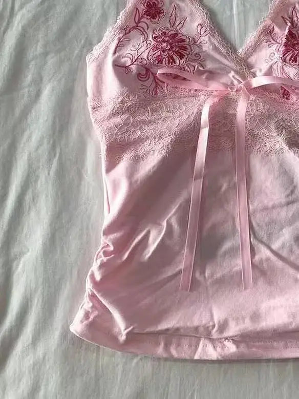 Camiseta sin mangas con cuello halter y encaje