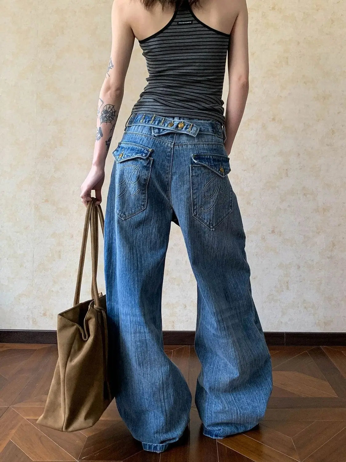 Jeans sueltos de lavado desgastado con diseño de botones y pierna recta