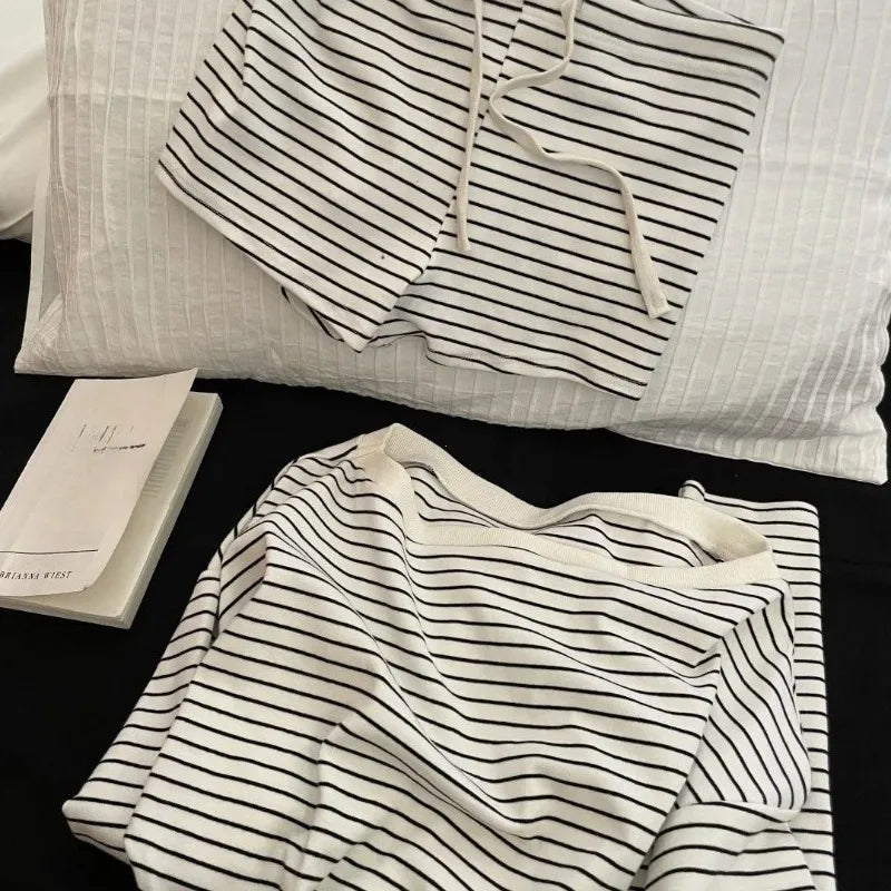 Conjunto de pijama de manga larga con rayas blancas y negras