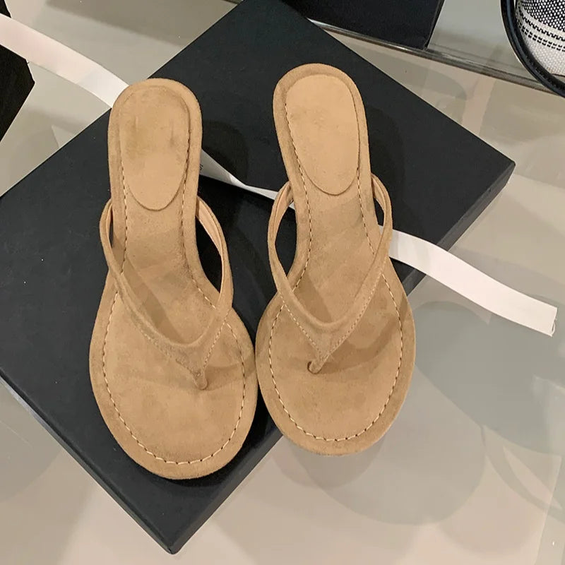 Sandalias de tacón bajo fino y redondo