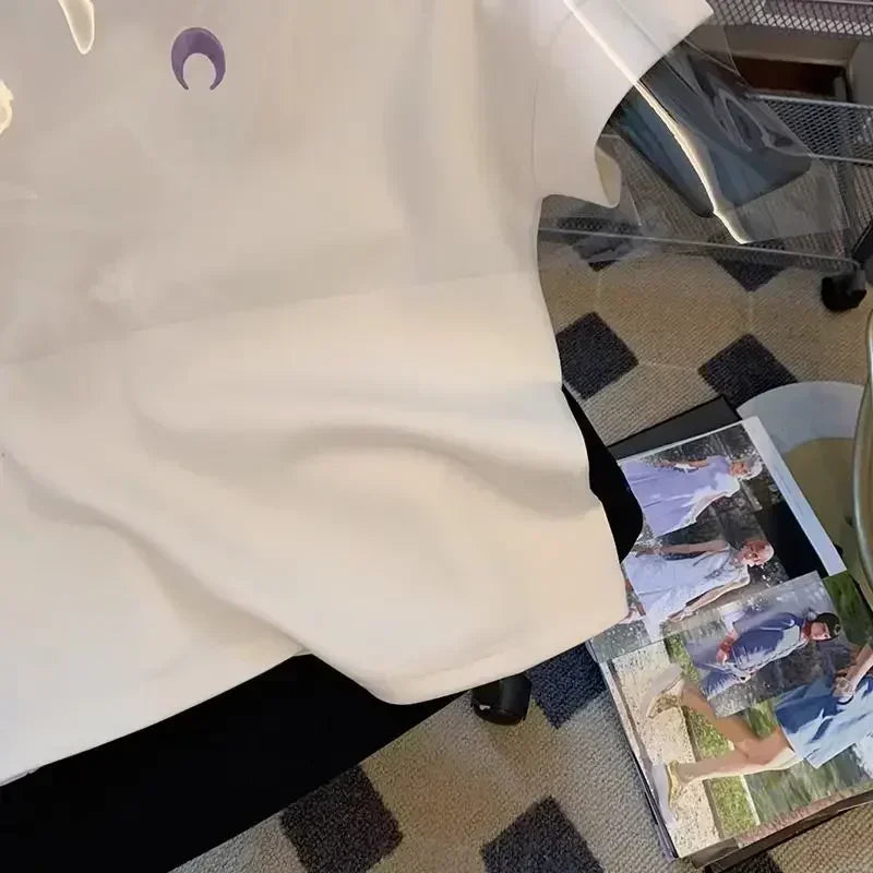 Camiseta de manga corta bordada con luna blanca