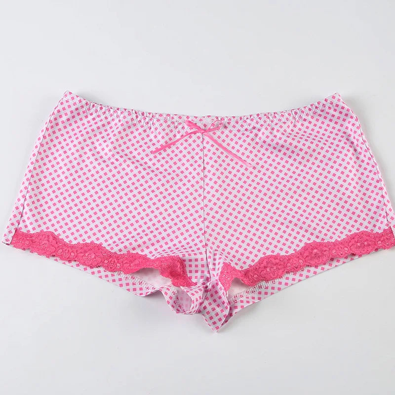 Conjunto de top lencero con ribete de encaje y micro shorts