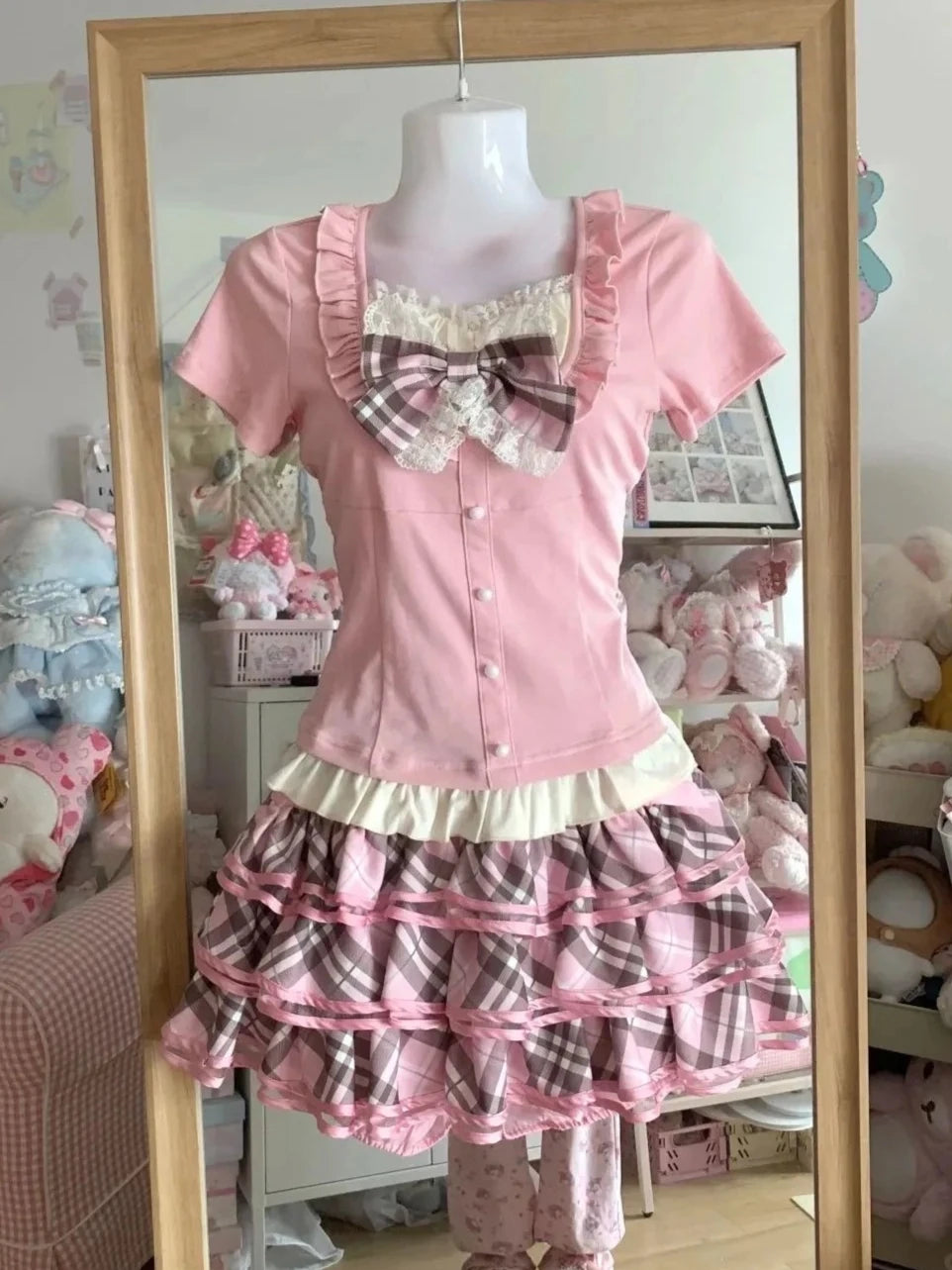 Conjunto de blusa con lazo de encaje, top lencero y minifalda de cuadros con volantes