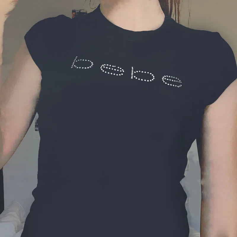 Top corto con estampado de letras y pedrería