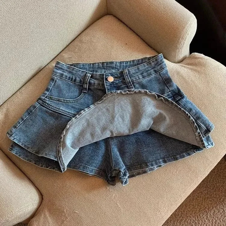 Falda vaquera de corte A y cintura alta con diseño de pastel