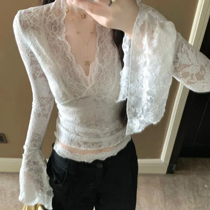Top Blanco de Encaje de Manga Larga con Escote Pronunciado en V y Mangas Acampanadas, Blusa Corta Transparente de Encaje para Mujer, Elegante Estilo Francés, Primavera Verano 2026