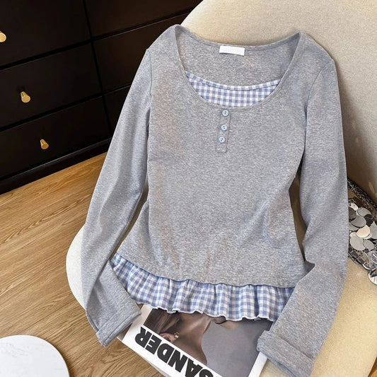 Camiseta gris de manga larga con cuello redondo y diseño de cuadros a dos piezas falsas