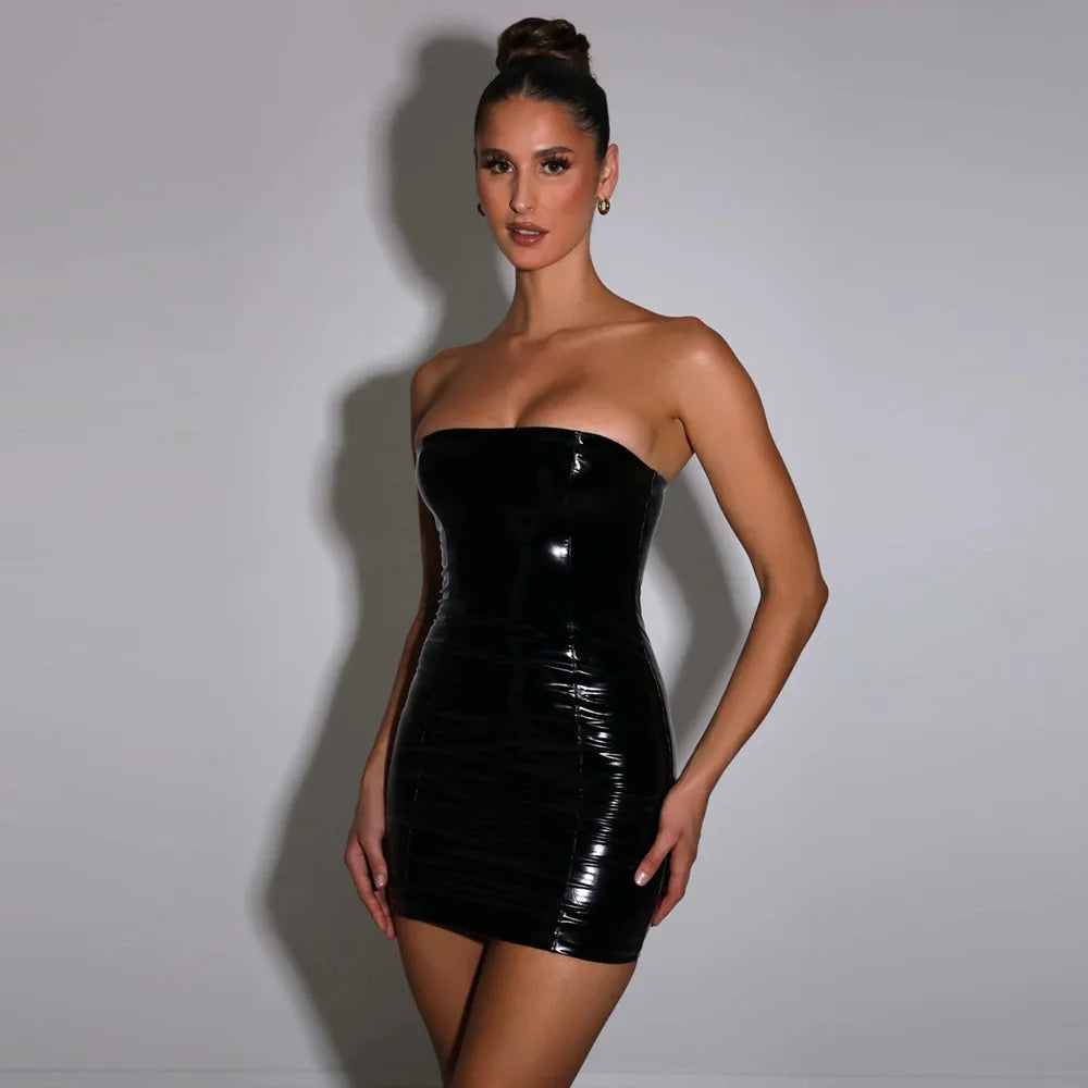 Minivestido sin tirantes ajustado con hombros descubiertos de cuero de PU