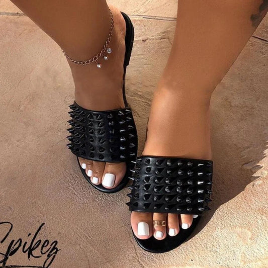 Sandalias con remaches