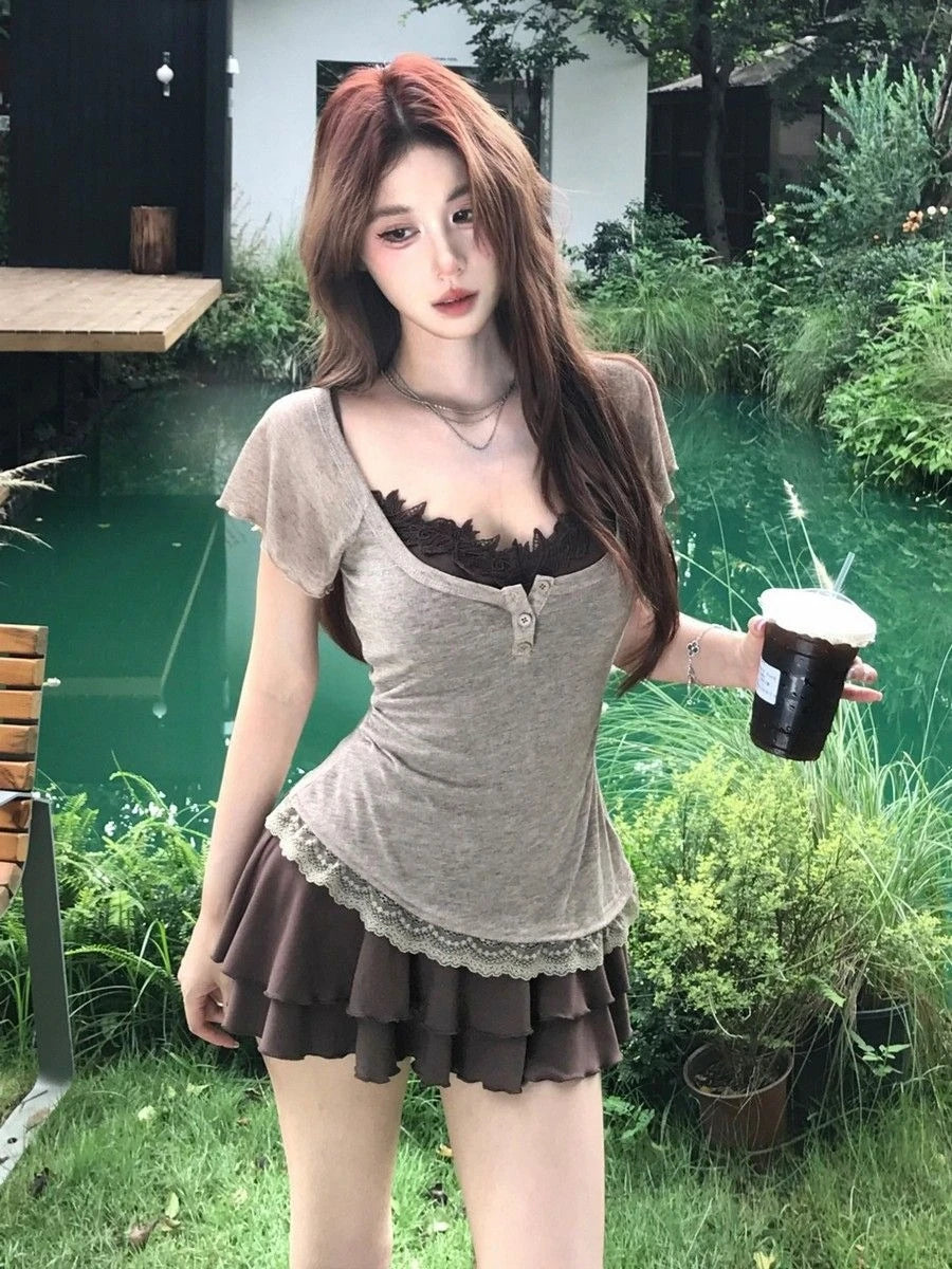 Top Henley de manga corta + Minifalda de volantes superpuestos