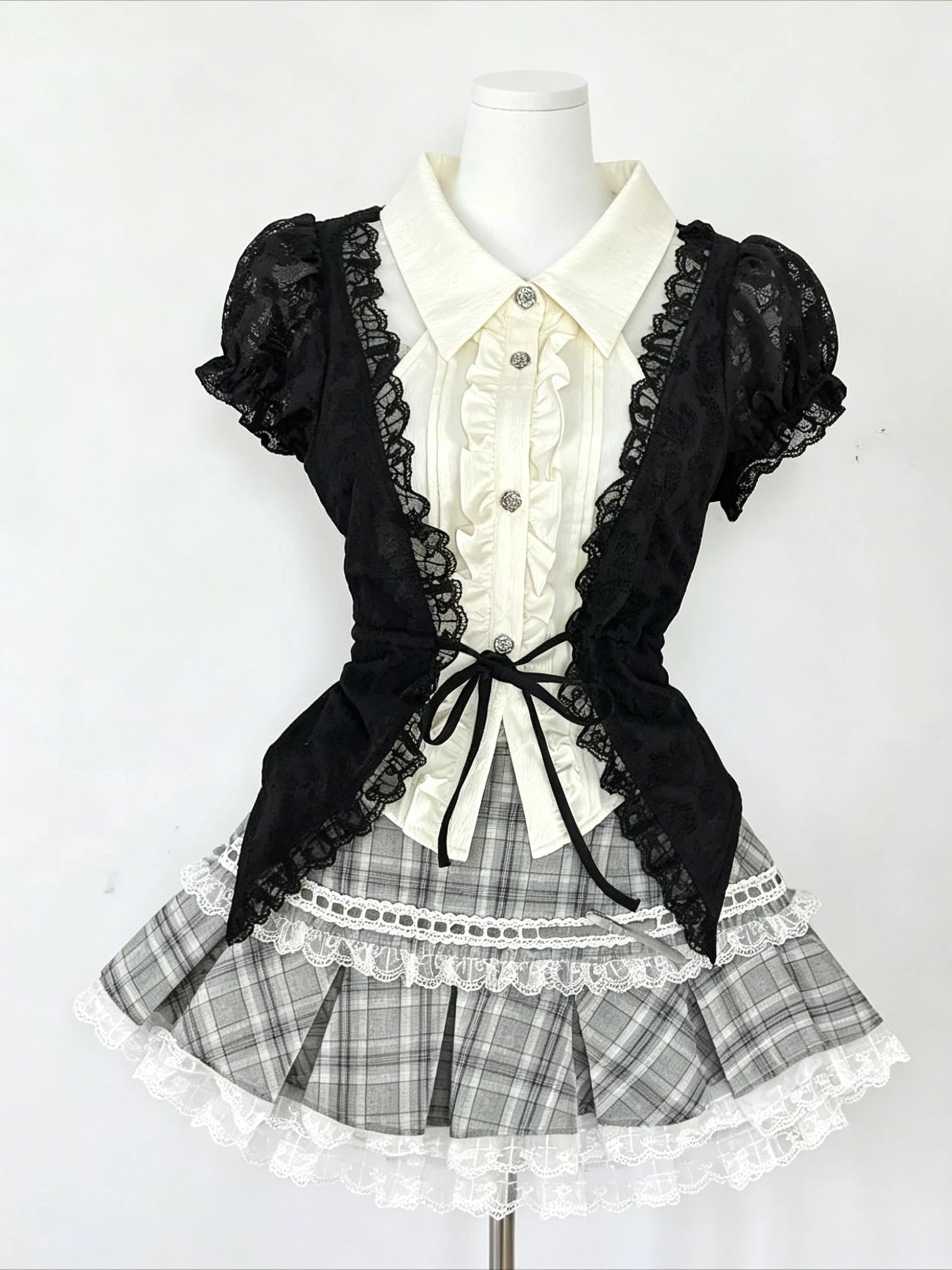 Conjunto de blusa con lazo de encaje, top lencero y minifalda de cuadros con volantes