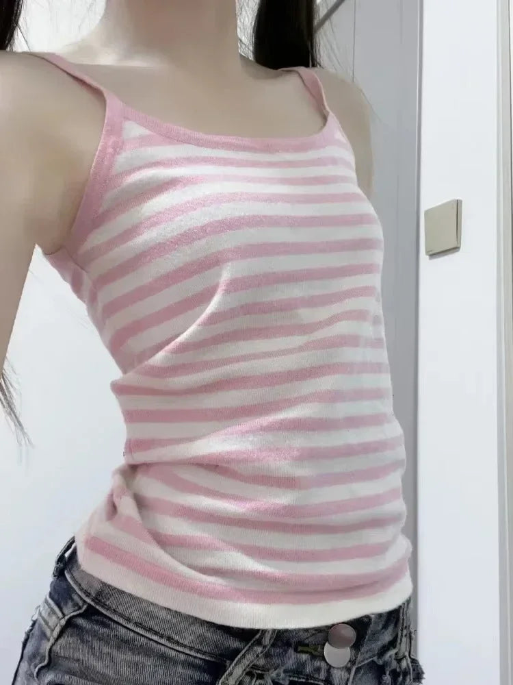 Camiseta sin mangas con cuello halter y encaje