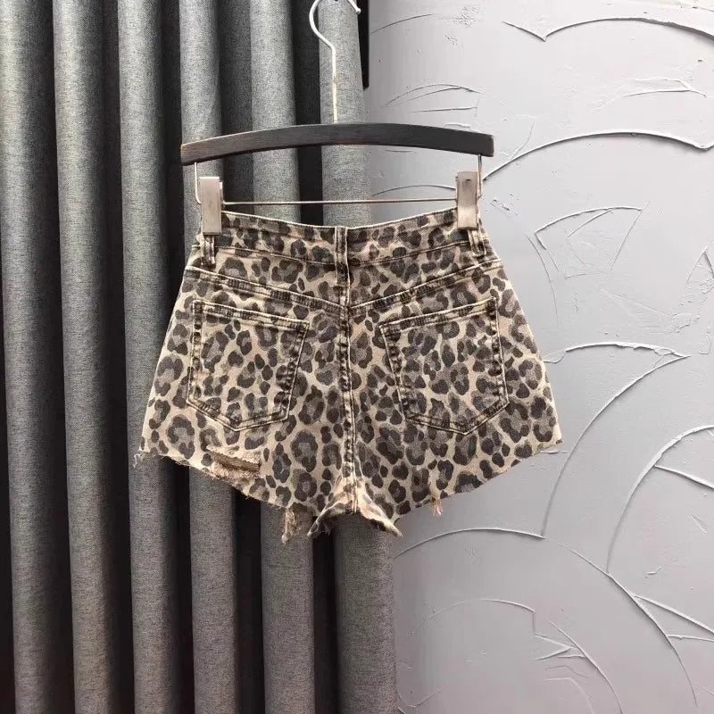 Shorts vaqueros de talle alto con estampado de leopardo