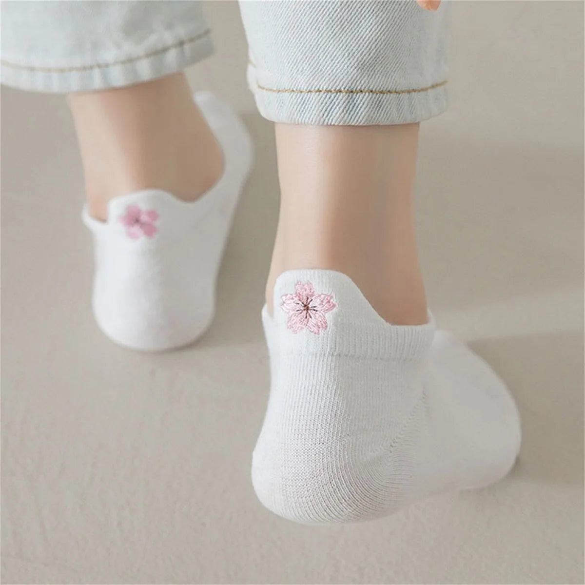 Calcetines blancos de malla transpirable bordados