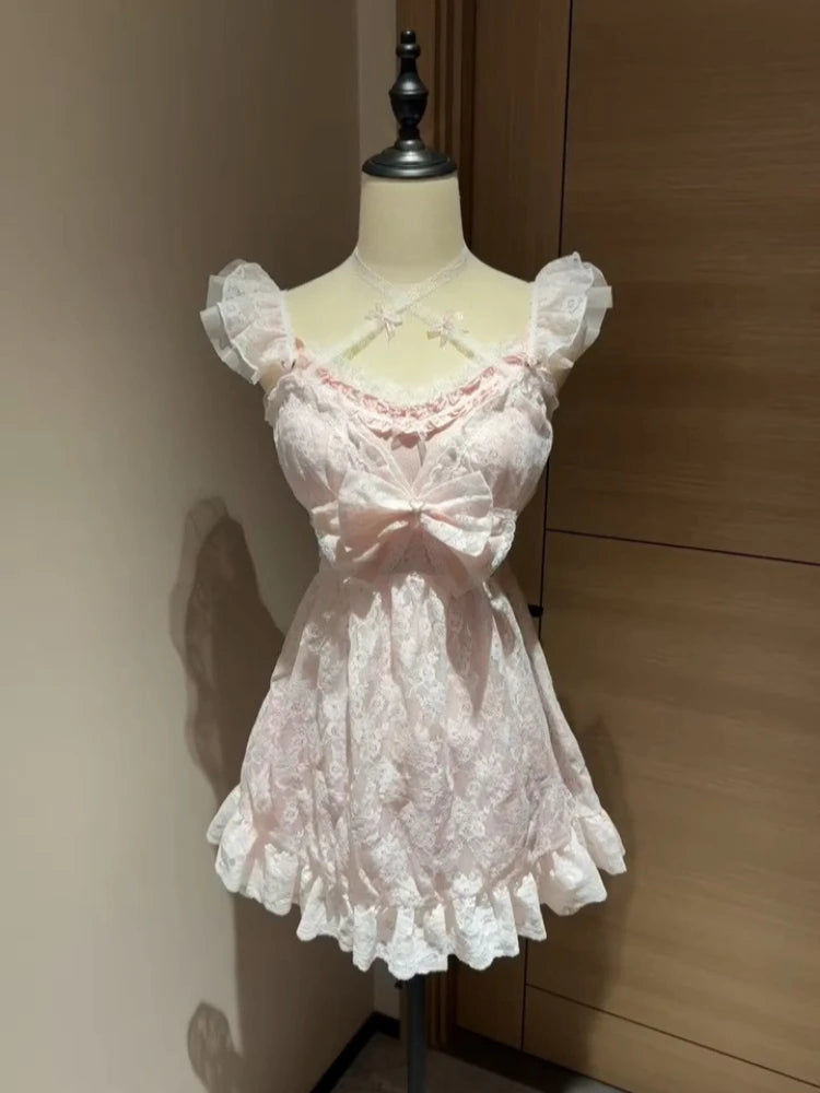 Conjunto de dos piezas de blusa de encaje y vestido lencero con lazo