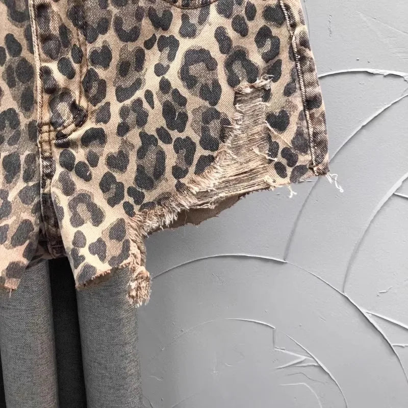 Shorts vaqueros de talle alto con estampado de leopardo