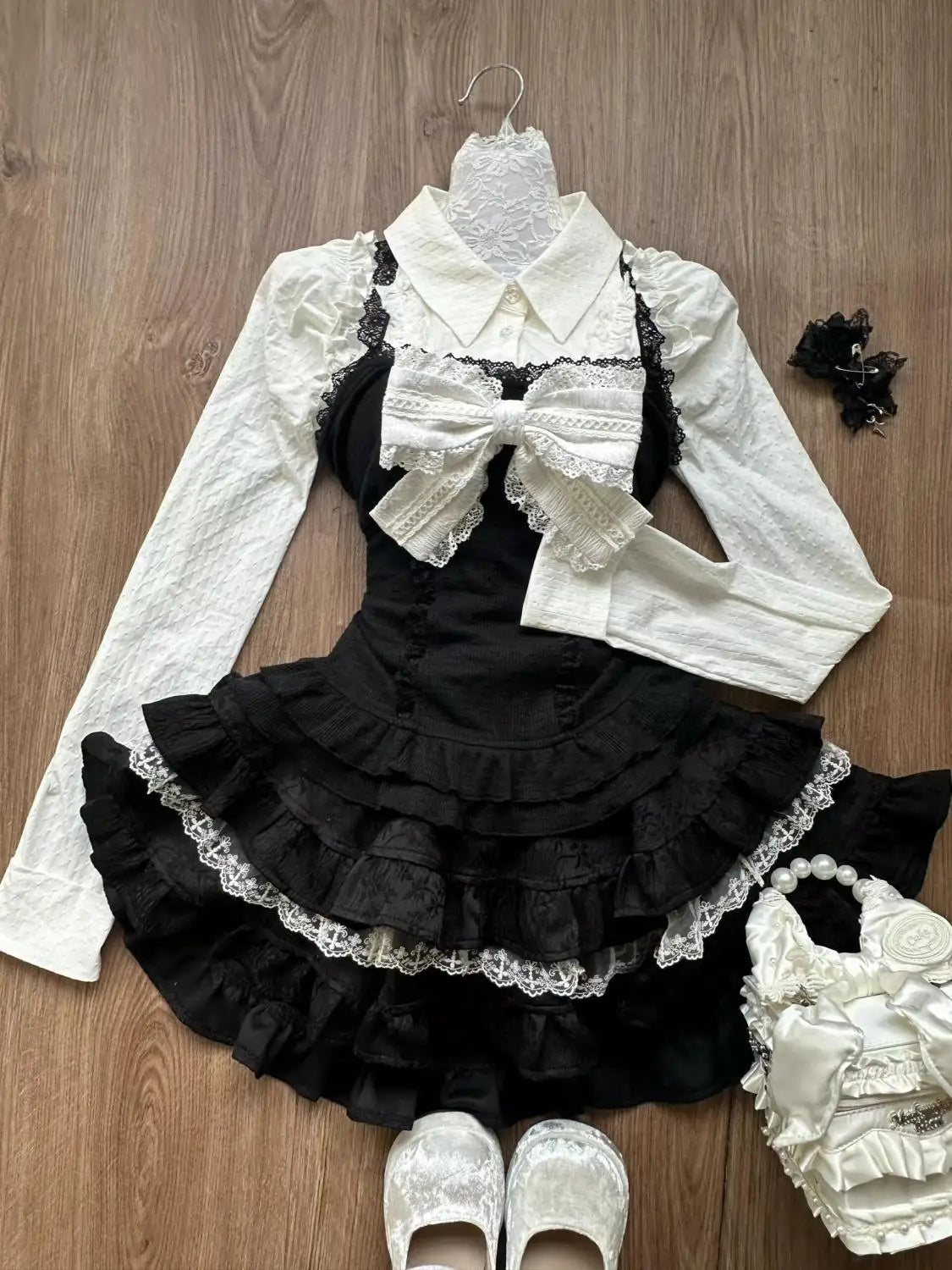 Top con lazo + Falda plisada de encaje