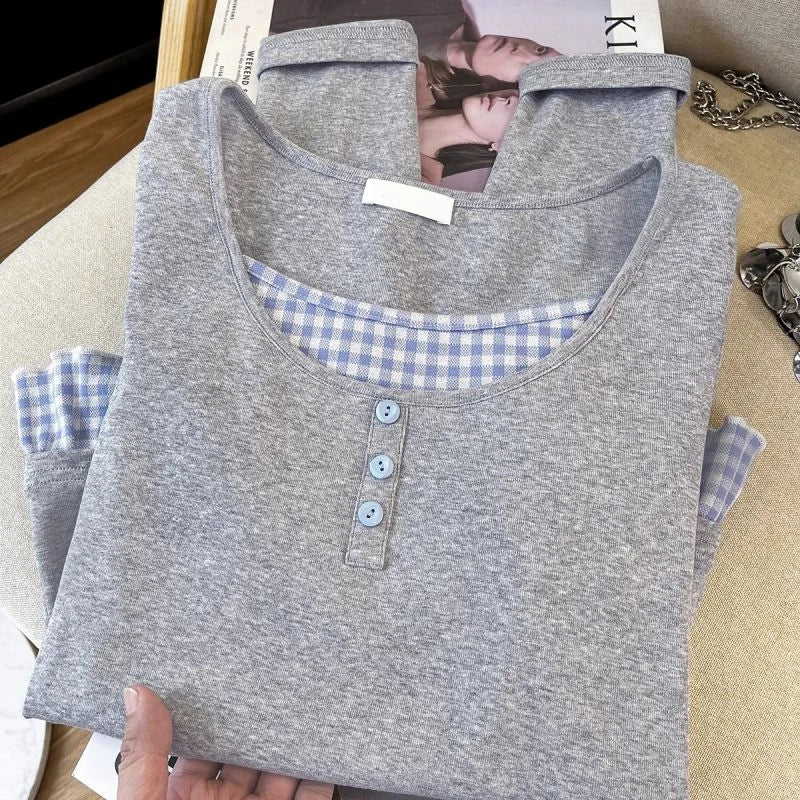 Camiseta gris de manga larga con cuello redondo y diseño de cuadros a dos piezas falsas