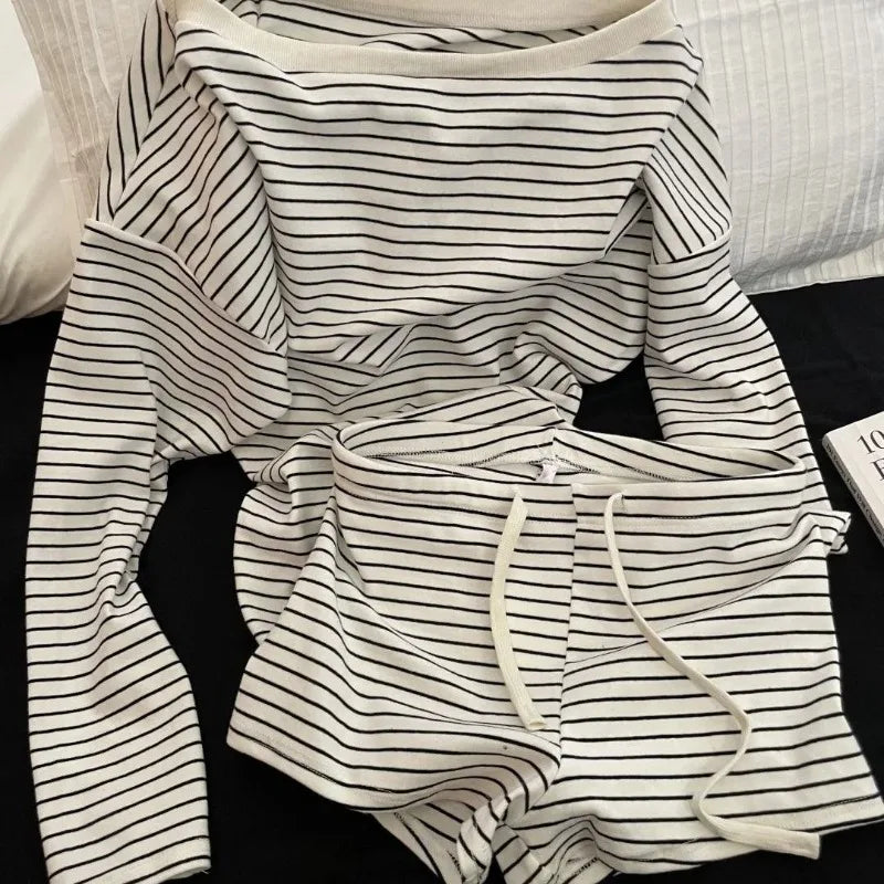 Conjunto de pijama de manga larga con rayas blancas y negras