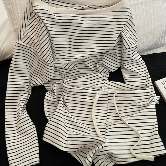 Conjunto de pijama de manga larga con rayas blancas y negras