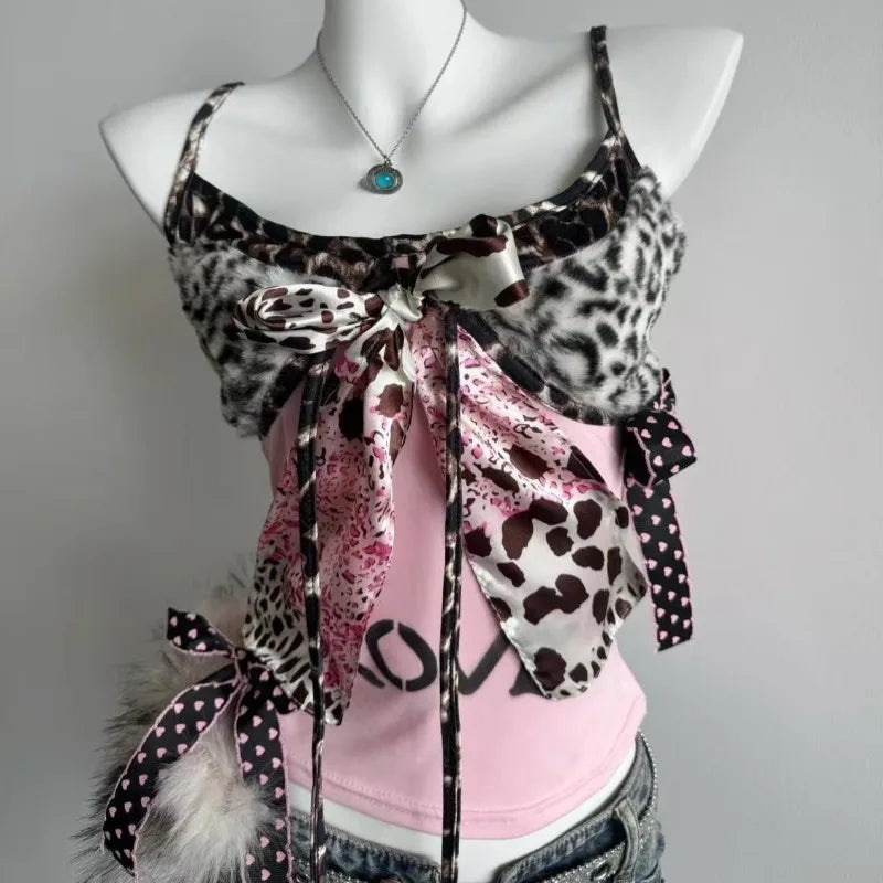 Top tipo halter con lazo y retazos de leopardo