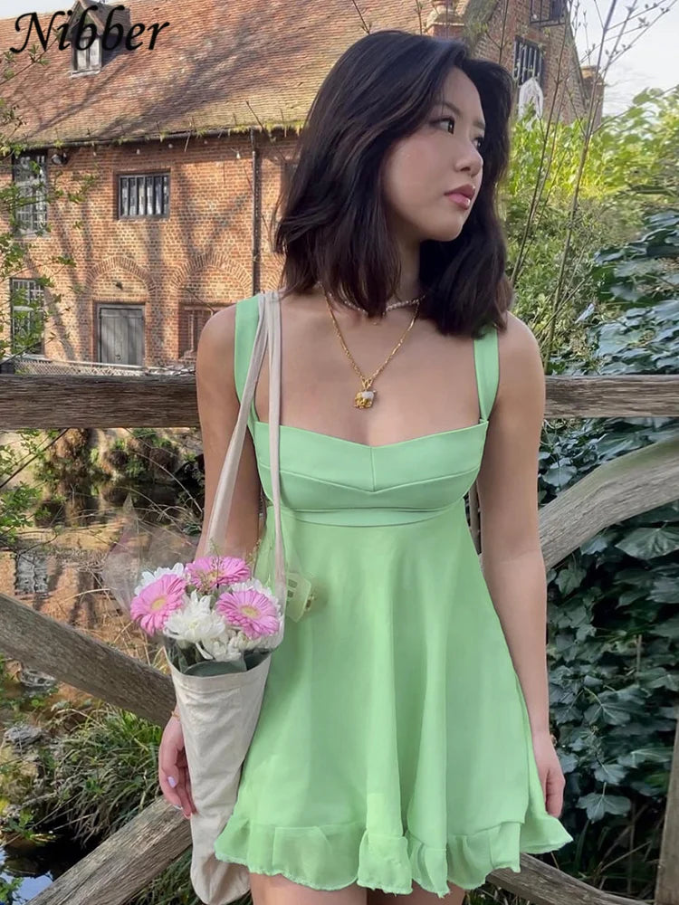 Vestido ajustado de tirantes con recortes y color liso