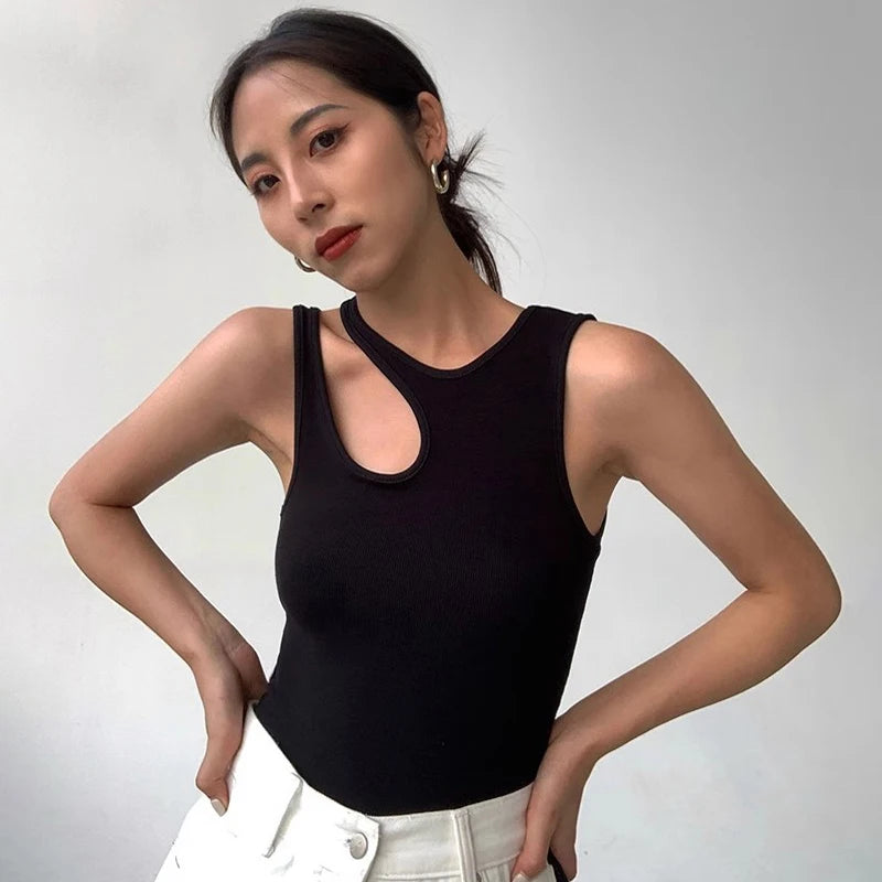 Camiseta de cuello redondo con elástico y calados