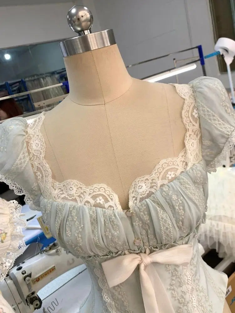 Top corto fruncido con lazo delantero floral y ribete de encaje