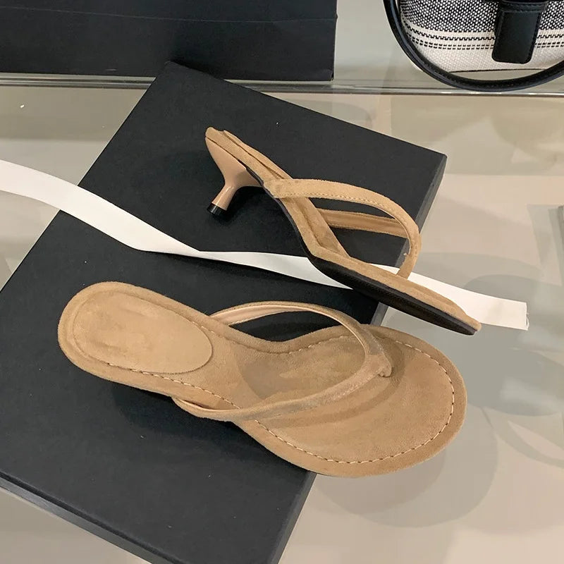 Sandalias de tacón bajo fino y redondo